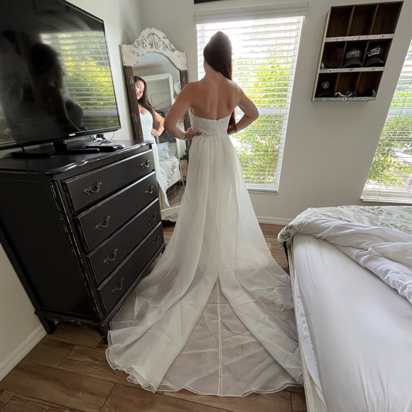 Wedding dress - Picture 9 of 10